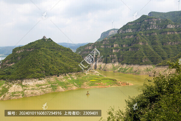 河流山峰