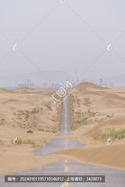 內(nèi)蒙古向遠(yuǎn)方延申的沙漠公路