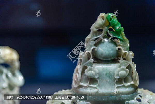 清末翡翠纏枝菊花紋環(huán)耳扁蓋瓶