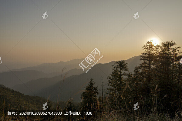傍晚夕陽山景
