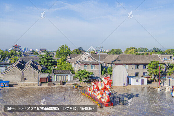 鎮(zhèn)東門樓上俯視青磚斜檐古房