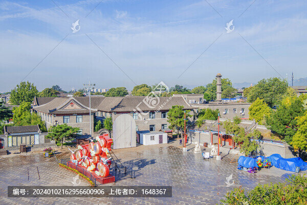鎮(zhèn)東門樓上俯瞰青磚斜檐古房