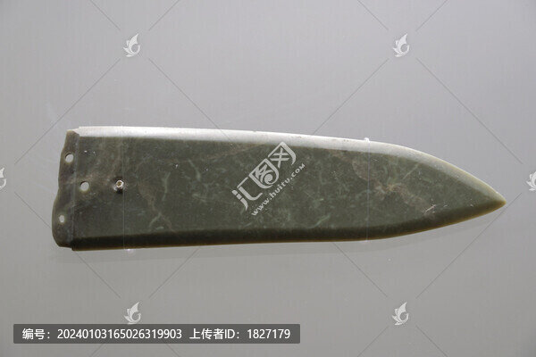 四孔短援青玉戈
