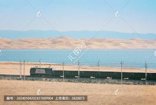 貨運火車在青海湖尕海邊行駛