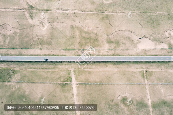 青海省海南州俯瞰荒原中的道路