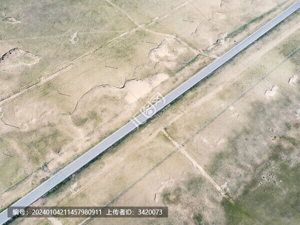 青海共和縣航拍荒野中的公路