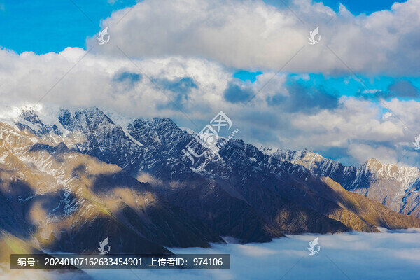 中國西藏格聶神山和云海美景