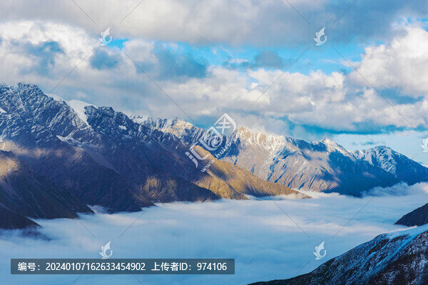 中國(guó)西藏格聶神山和云海美景