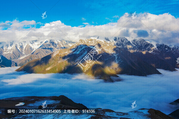 中國(guó)西藏格聶神山和云海美景