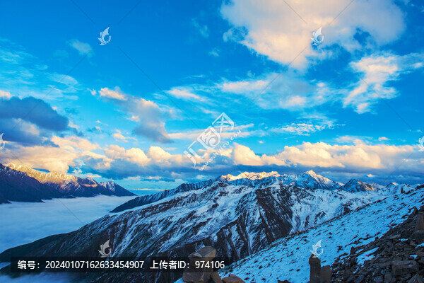 中國西藏格聶神山和云海美景