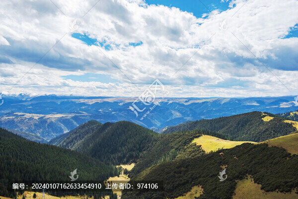 川西山區(qū)秋天的山脈森林美景