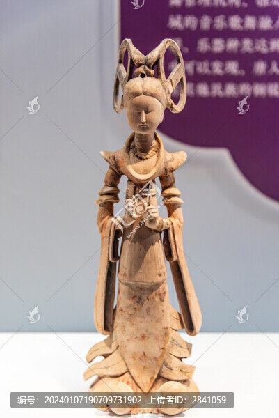 唐代彩繪雙環(huán)望仙髻女舞俑