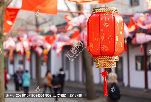 春節(jié)街道掛起大紅燈籠