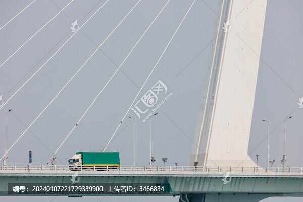 深圳灣公路大橋上的貨車