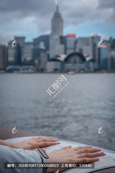 前景是一雙亞洲女性的手特寫