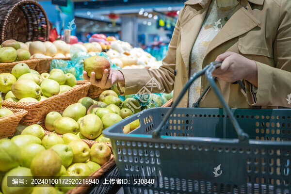 超市过道上健康选择新鲜水果方式