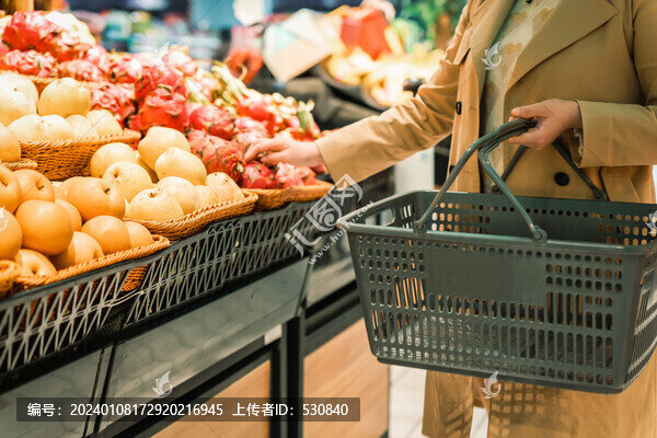 亚洲女在超市挑选新鲜水果