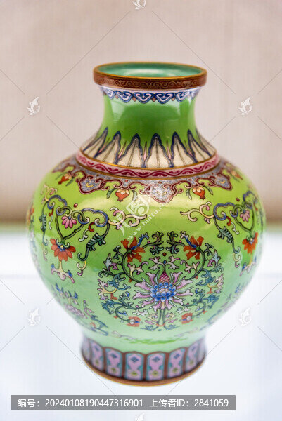 清乾隆款綠地粉彩西番蓮紋石榴尊