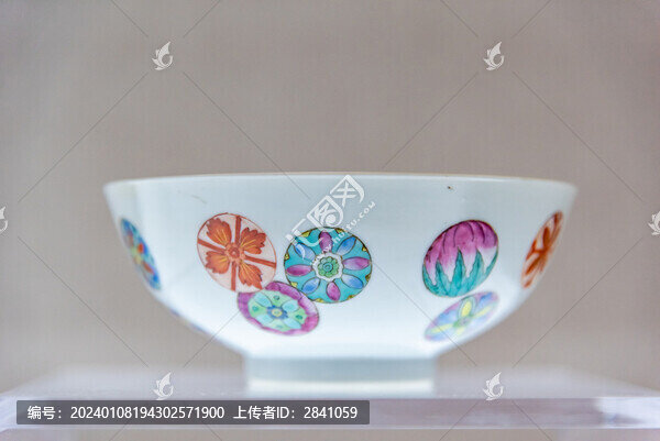 清咸豐款粉彩花紋皮球碗