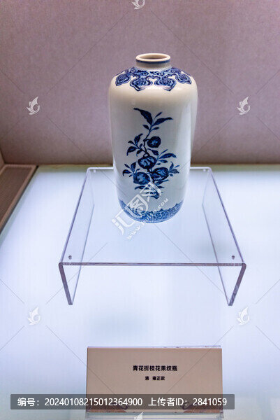 清雍正款青花折枝花果紋瓶