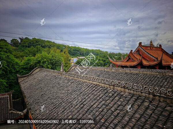 森林旁的寺院
