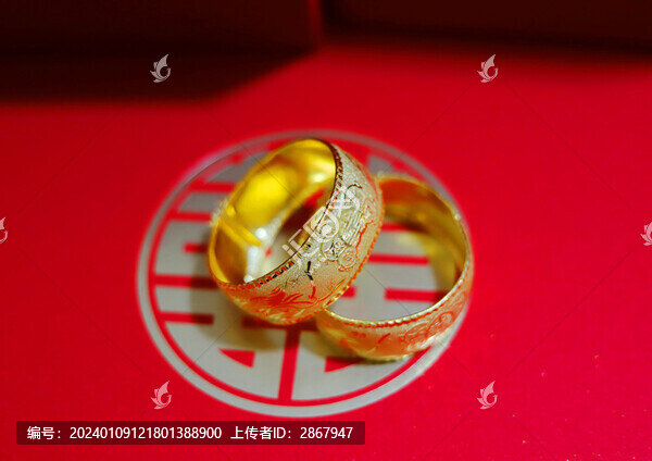 一對(duì)金手鐲