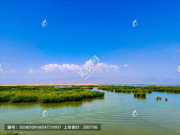 藍(lán)天白云沙漠湖泊遠(yuǎn)山