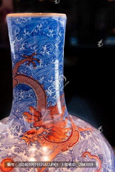 清代青花礬紅彩海水龍紋天球瓶