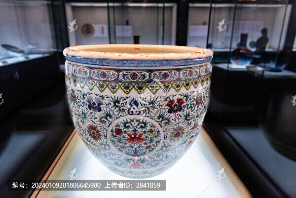 清乾隆斗彩纏枝花卉紋缸