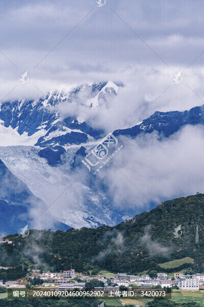 云南迪慶梅里雪山雪山之下的村莊
