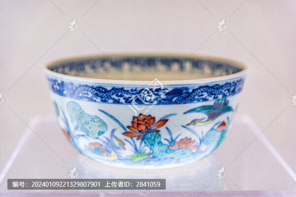 清道光款斗彩蓮池鴛鴦紋墩式碗