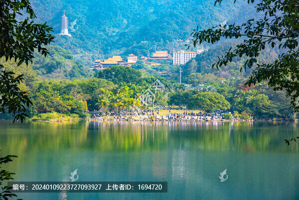 仙湖岸邊