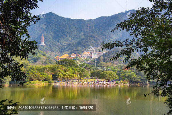 仙湖岸邊