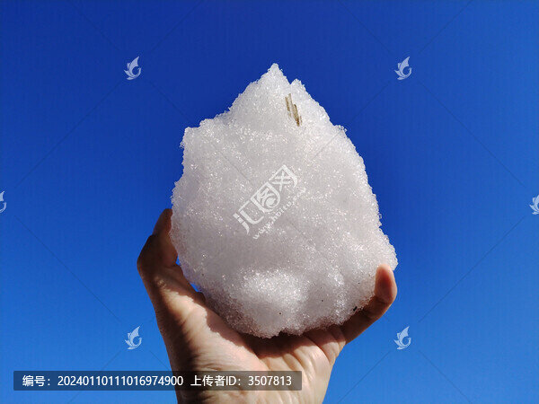 藍天背景下手握著一坨雪