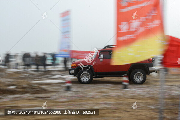 賽車(chē)沖出發(fā)車(chē)臺(tái)