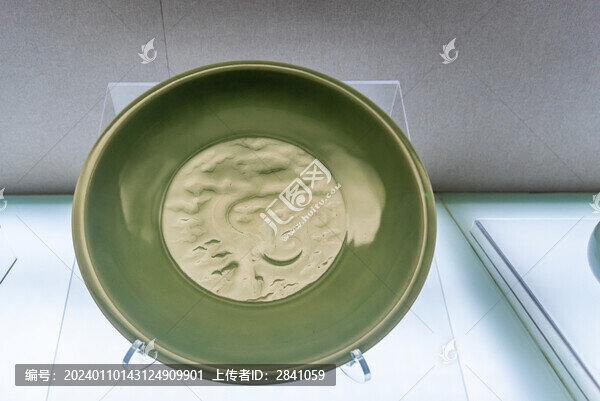 清雍正款仿龍泉青釉印花夔龍紋盤