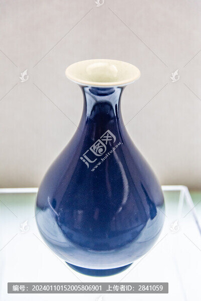 清雍正款霽藍釉玉壺春瓶