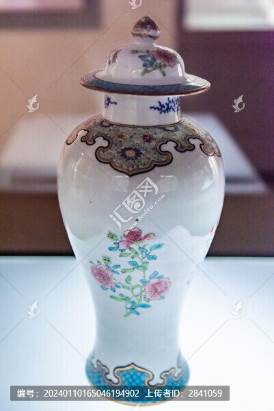 清乾隆廣彩紋章花卉紋蓋瓶