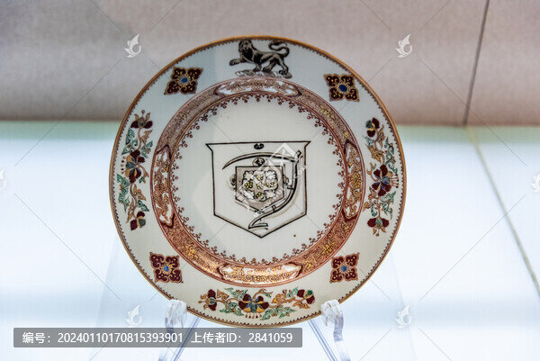 天津博物館的清雍正廣彩紋章盤