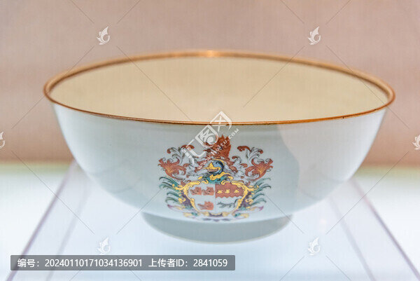 清乾隆廣彩花卉紋潘趣碗