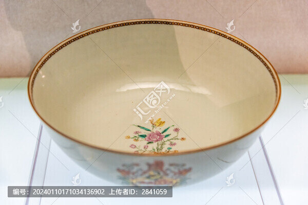 清乾隆廣彩花卉紋潘趣碗