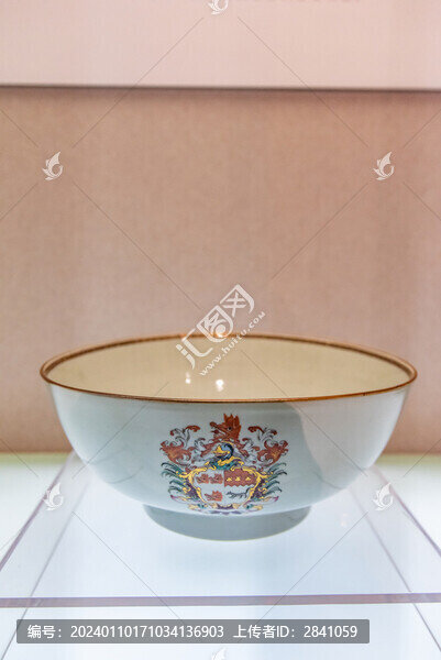 清乾隆廣彩花卉紋潘趣碗