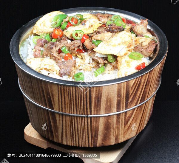 拆骨肉炒蛋木桶飯