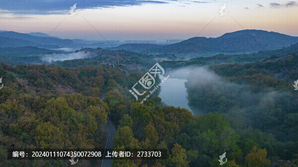 蘇州白馬澗山區(qū)晨霧