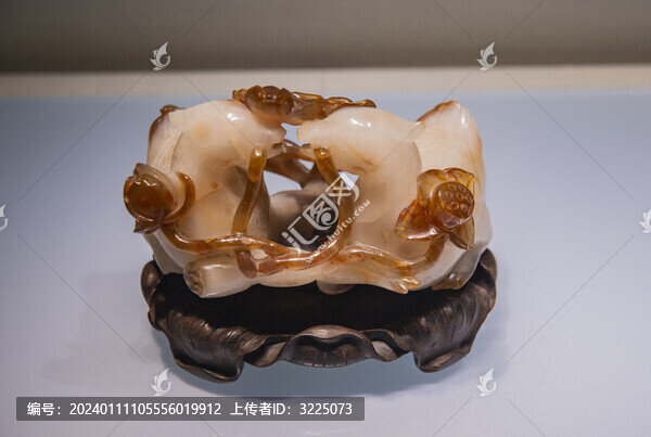 瑪瑙巧雕臥蓮鴛鴦