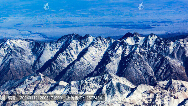 航拍天山山脈