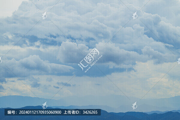 多云天空下的山脈