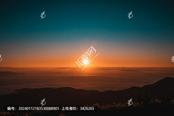 日出時(shí)山之間的云海