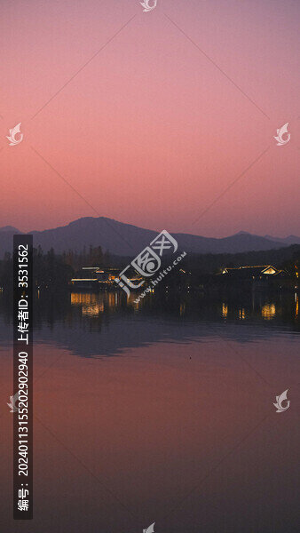 黃昏湖面