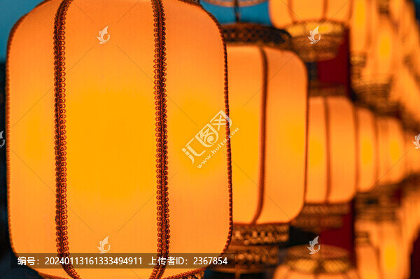 橘黃色的燈籠整齊排列